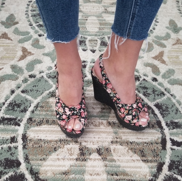 Lovely People Floral Peep-toe Wedge NWOT - Picture 2 of 6
